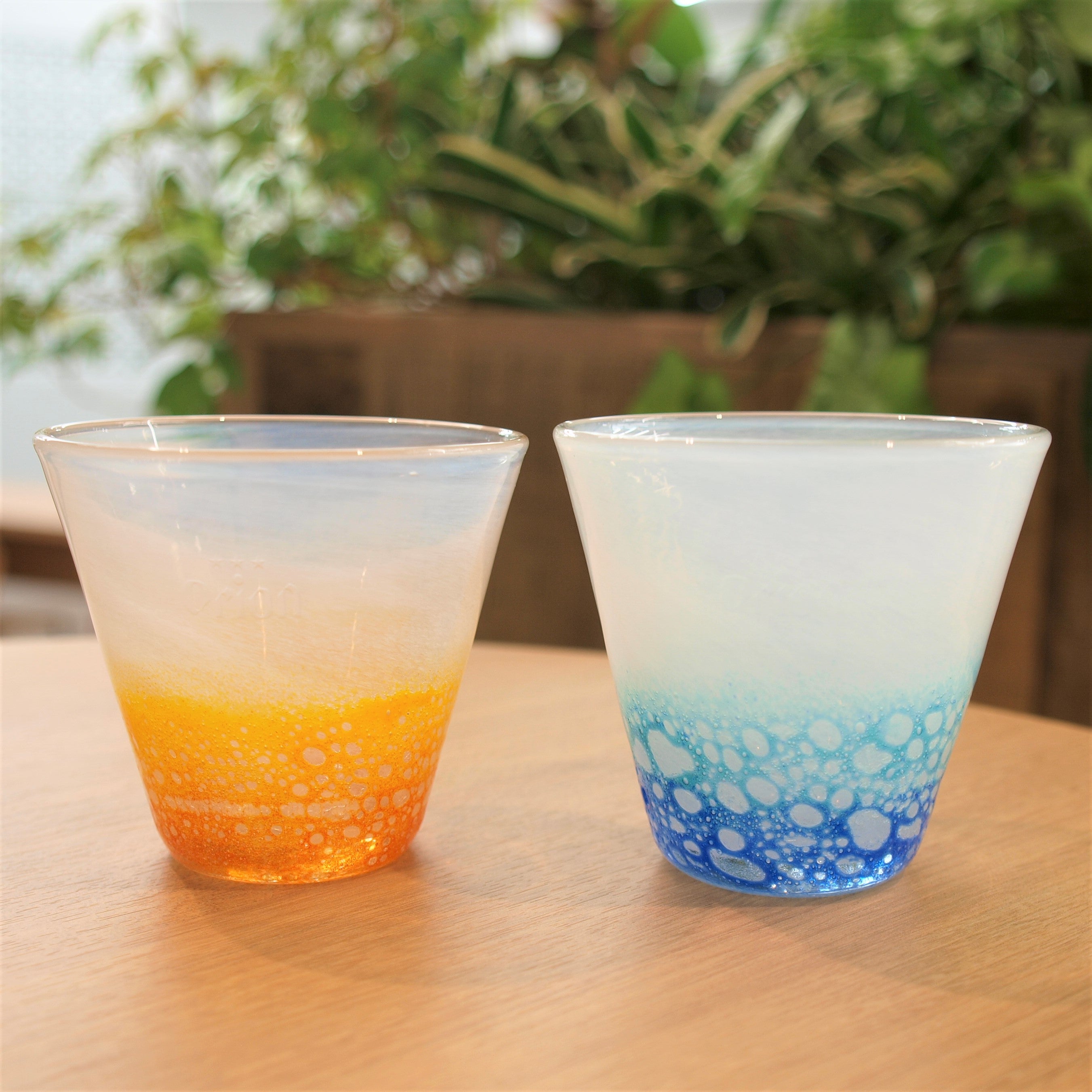 やんばるの海をモチーフにした特注の琉球ガラス「やんばる海景」本日