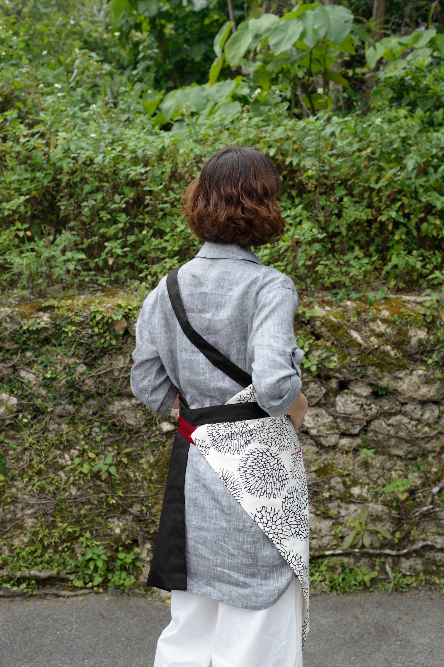 首里琉染 KANA-SANGO森 ワンショルダーエプロン BK