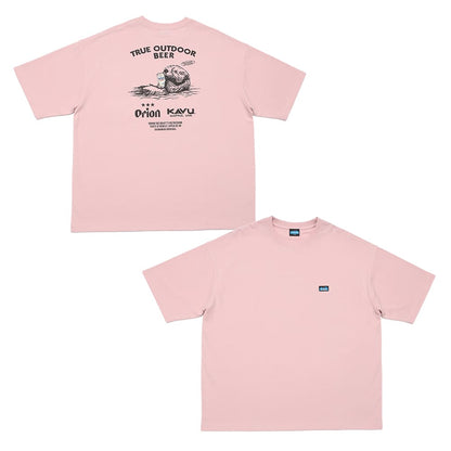 【オリオン別注カラー】FREAK'S STORE×KAVU×ORION ビッグシルエット アニマルバックプリント クルーネック Tシャツ ラッコ&ビール（カラー：ピンク）